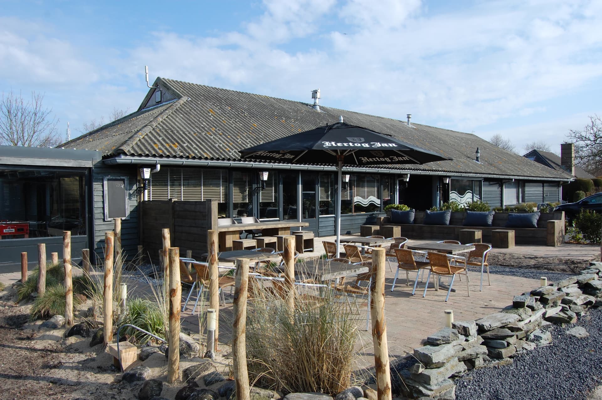 Bar en terras Neston Inn op vakantiepark Schouwenduin