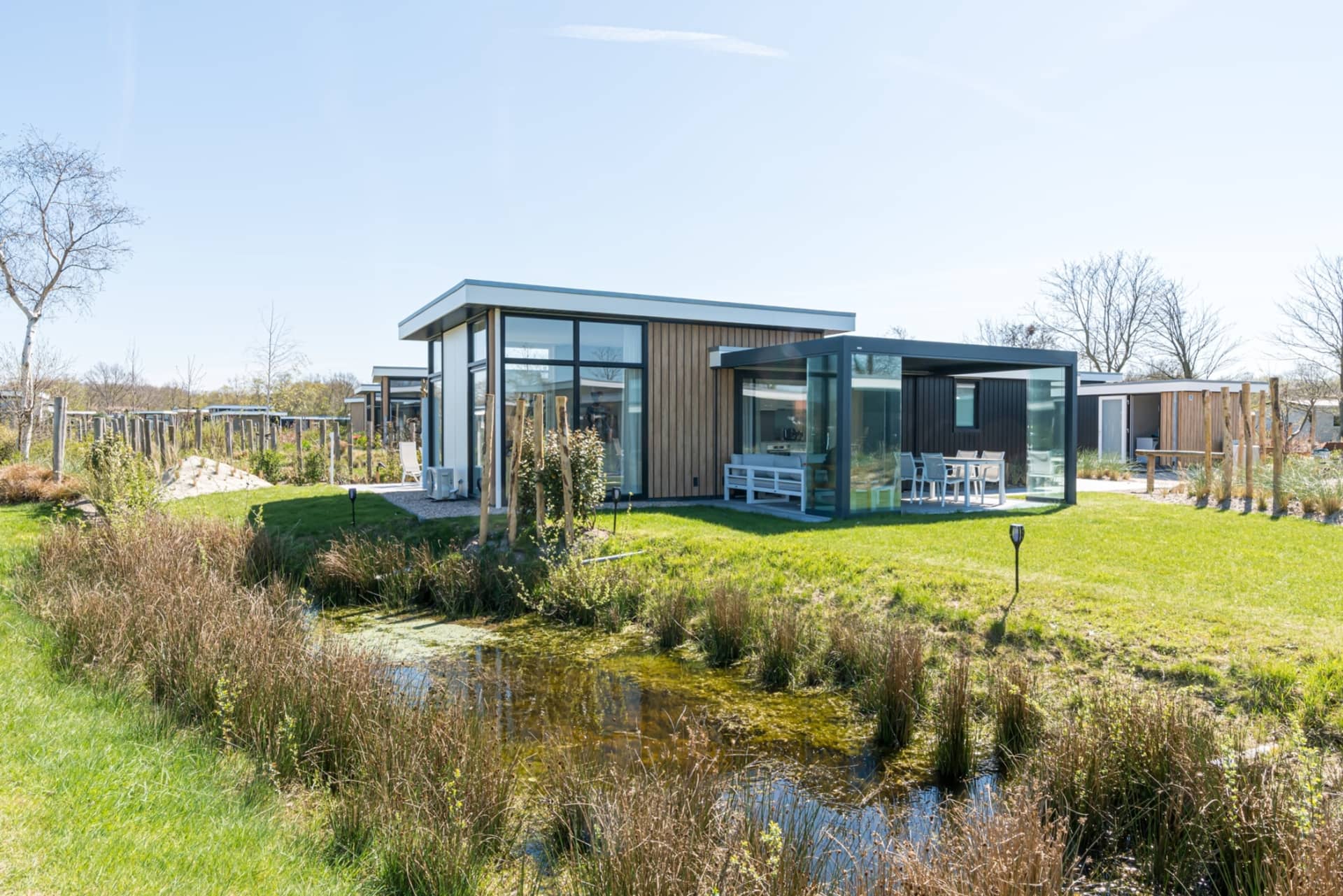 Moderne duinvilla met vijver op Schouwenduin