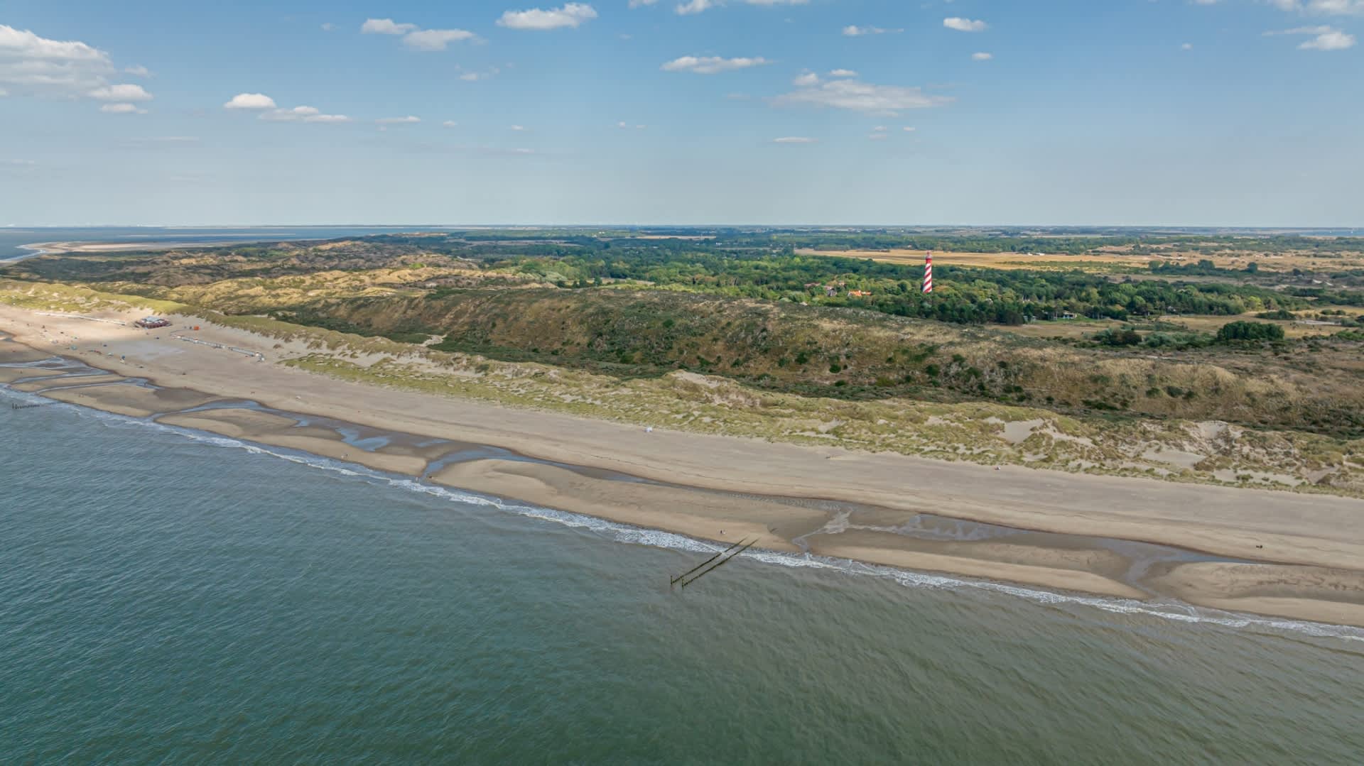 Luchtfoto kust Burgh-Haamstede met vuurtoren en duinen